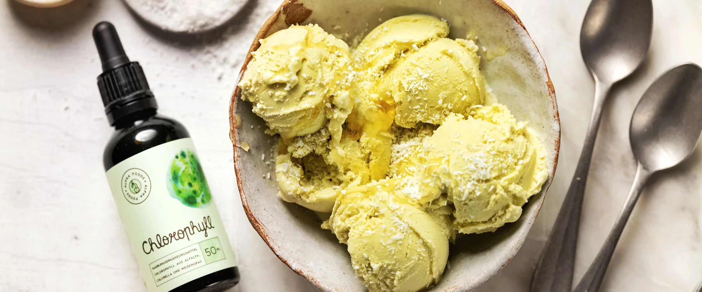 Gelato fresco e salutare al lime con clorofilla
