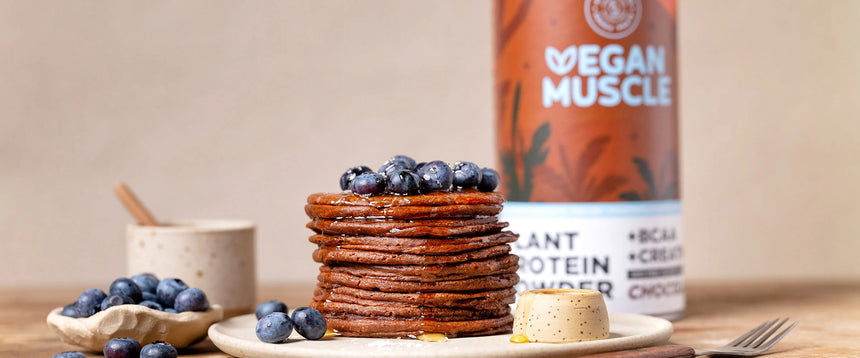 Pancake proteici soffici con banana e cacao