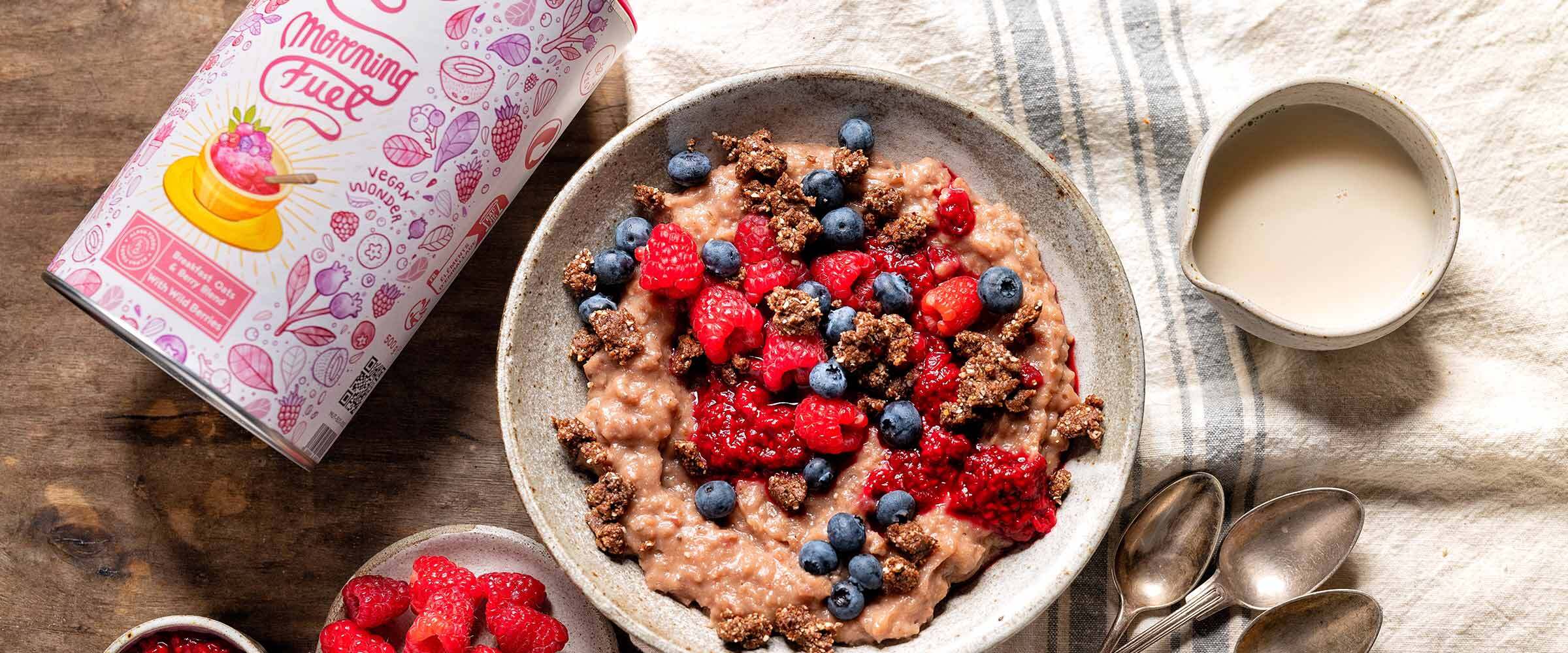 Breakfast bowl proteica con rawnola di cacao e bacche