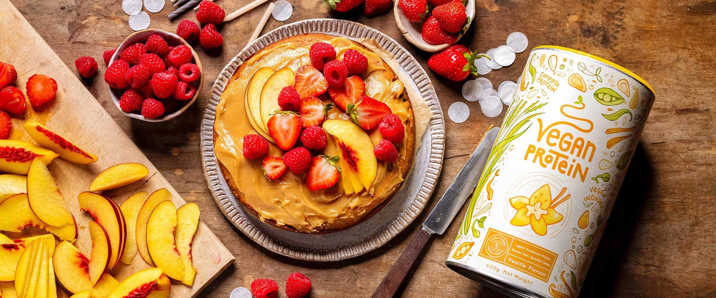 Torta proteica con frutti di bosco freschi e glassa al burro di arachidi