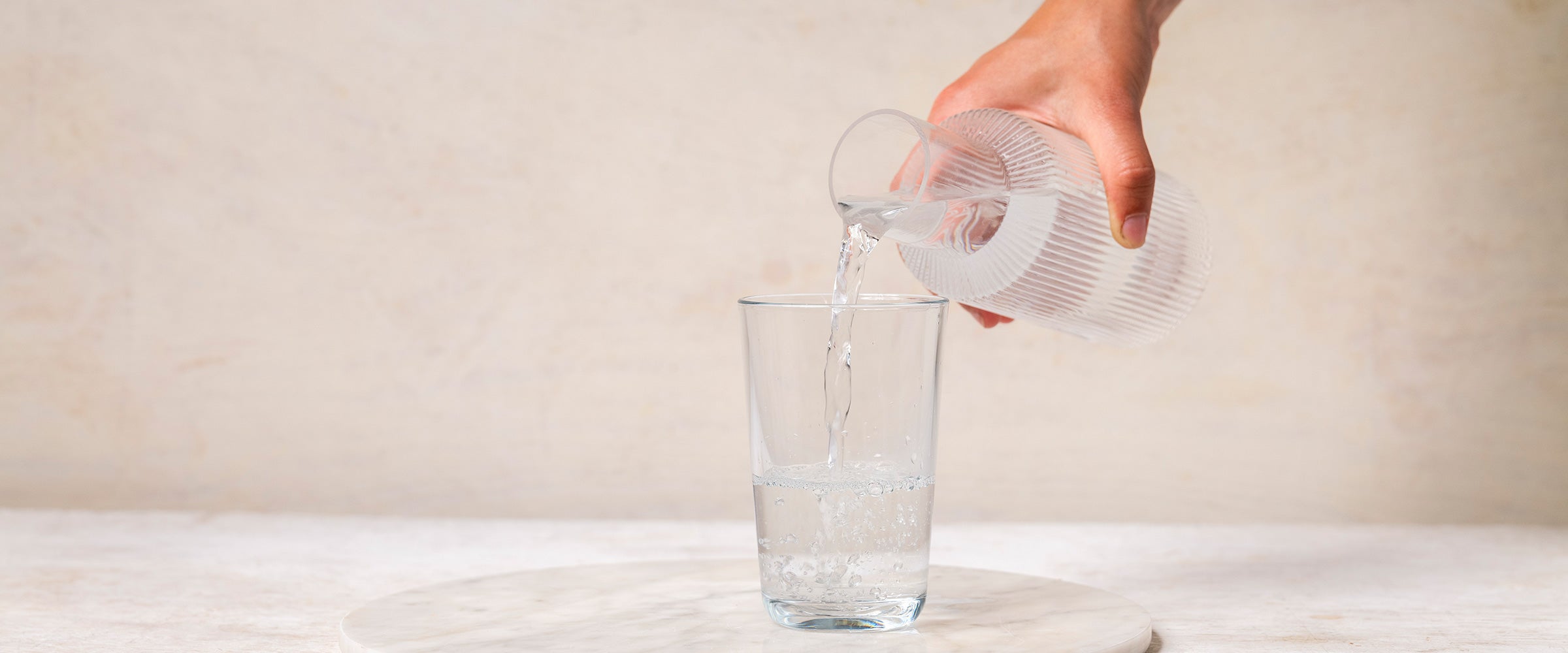 5 motivi per bere più acqua: bevi abbastanza?